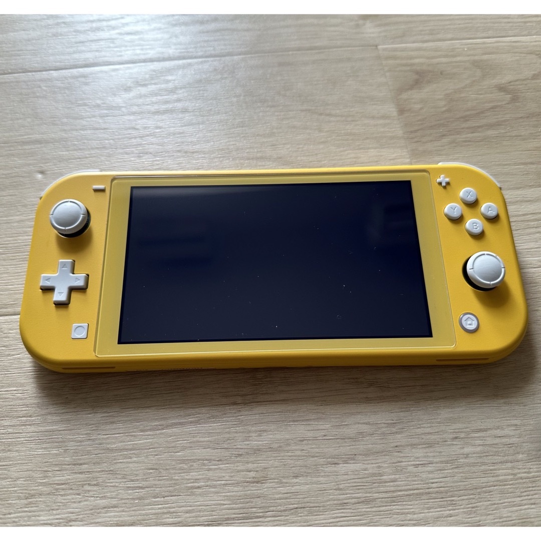 Nintendo Switch(ニンテンドースイッチ)のしのしの様専用　Switch Lite イエロー　フィルム付き エンタメ/ホビーのゲームソフト/ゲーム機本体(携帯用ゲーム機本体)の商品写真