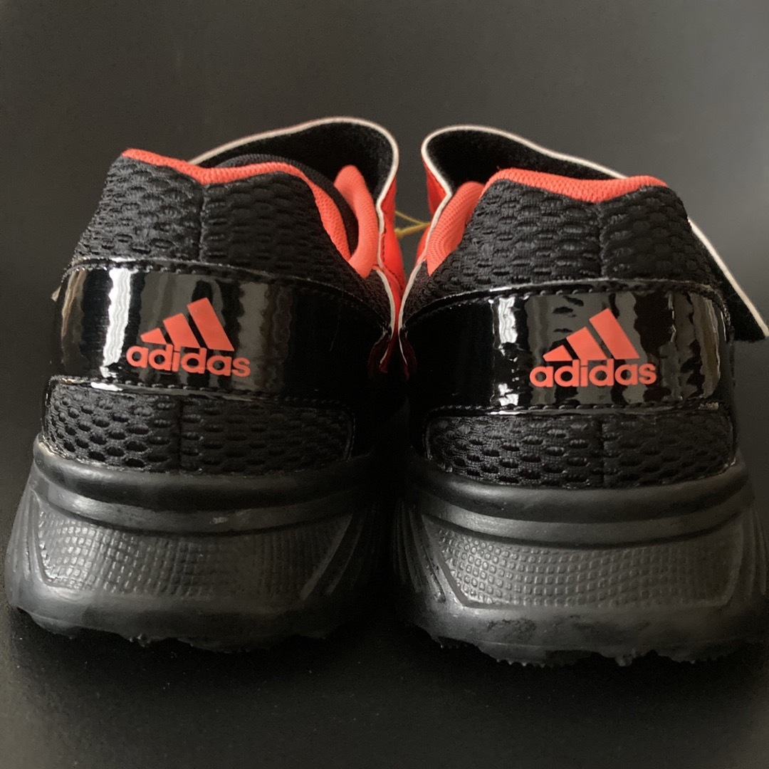 adidas(アディダス)の未使用　アディダス  ジュニアスニーカー  24.5 ㎝　オレンジ キッズ/ベビー/マタニティのキッズ靴/シューズ(15cm~)(スニーカー)の商品写真