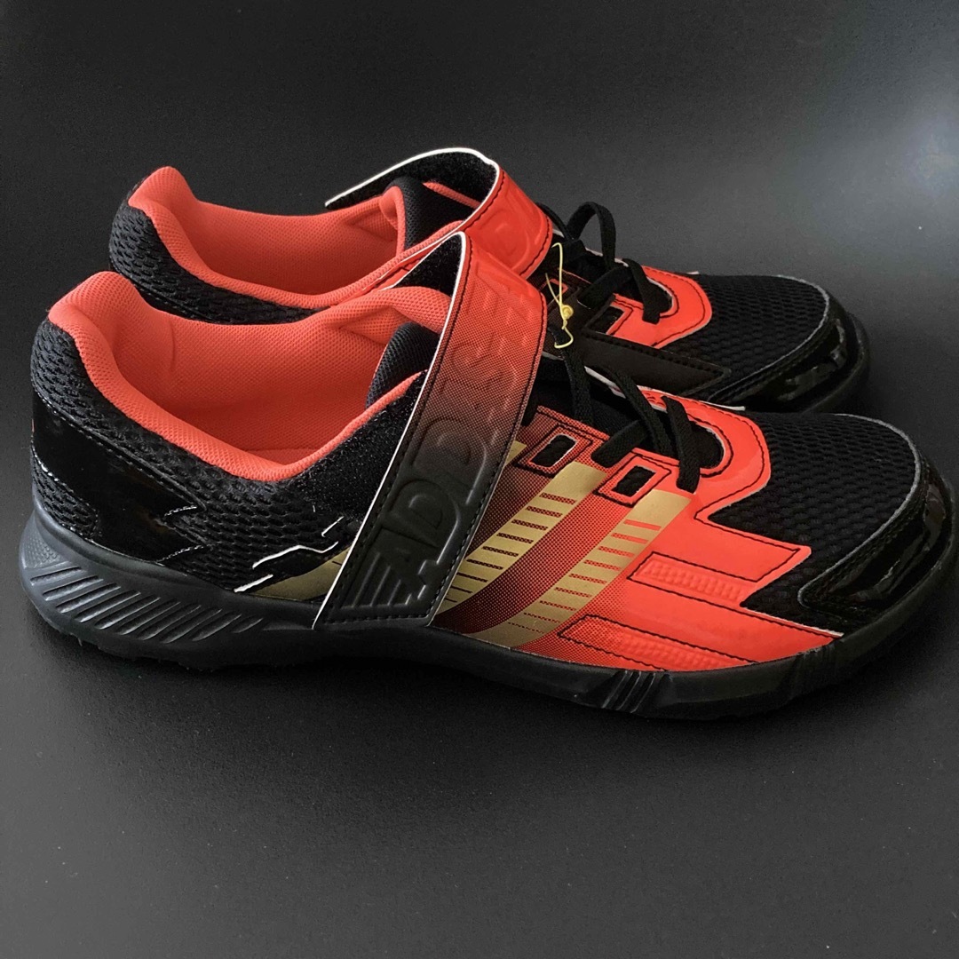 adidas(アディダス)の未使用　アディダス  ジュニアスニーカー  24.5 ㎝　オレンジ キッズ/ベビー/マタニティのキッズ靴/シューズ(15cm~)(スニーカー)の商品写真