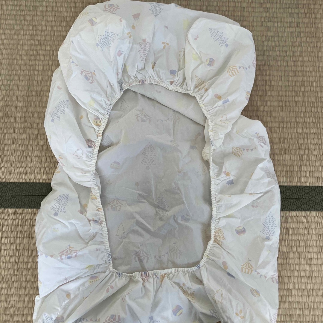 赤ちゃんの城(アカチャンノシロ)の【18000円相当】赤ちゃんの城敷布団マットレス　フィットシーツ2枚　防水シーツ キッズ/ベビー/マタニティの寝具/家具(ベビー布団)の商品写真