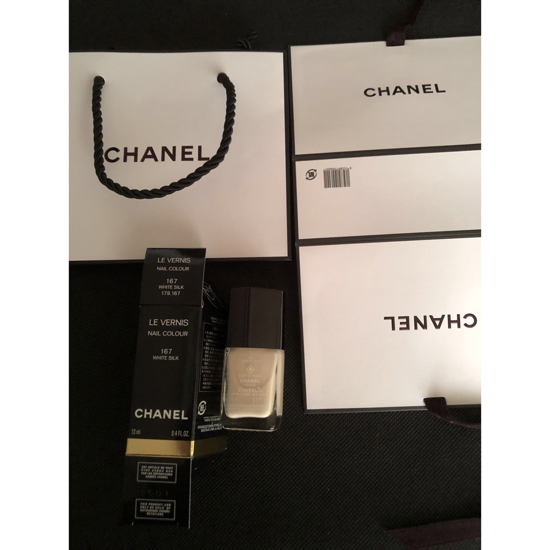 CHANEL(シャネル)の新品　限定　シャネル　CHANEL ネイル　167 ホワイトシルク　紙袋　 コスメ/美容のネイル(マニキュア)の商品写真