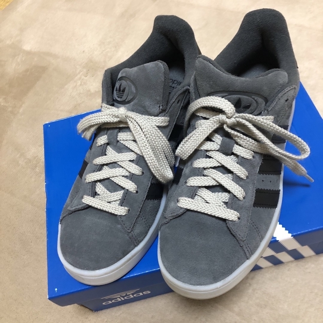 adidas(アディダス)のadidas campus スニーカー　グレー　24.5cm レディースの靴/シューズ(スニーカー)の商品写真