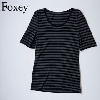 フォクシー(FOXEY)の美品　Foxey フォクシー　Tシャツ　ニット　ボーダー　ロゴプレート(ニット/セーター)