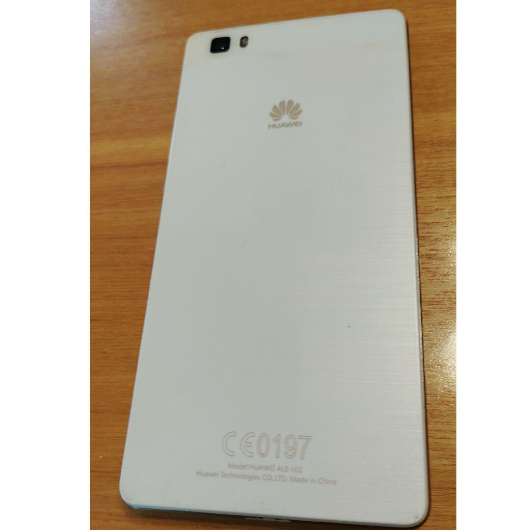 HUAWEI(ファーウェイ)のHUAWEI P8lite SIMフリー 箱イヤホン説明書有り スマホ/家電/カメラのスマートフォン/携帯電話(スマートフォン本体)の商品写真