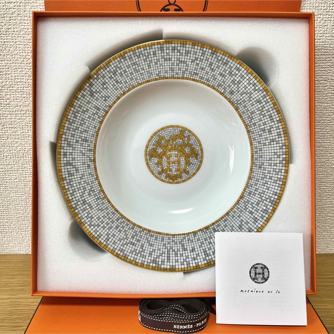 Hermes(エルメス)の【新品 2枚 ギフト包装】エルメス モザイク 〈ゴールド〉 スーププレート インテリア/住まい/日用品のキッチン/食器(食器)の商品写真