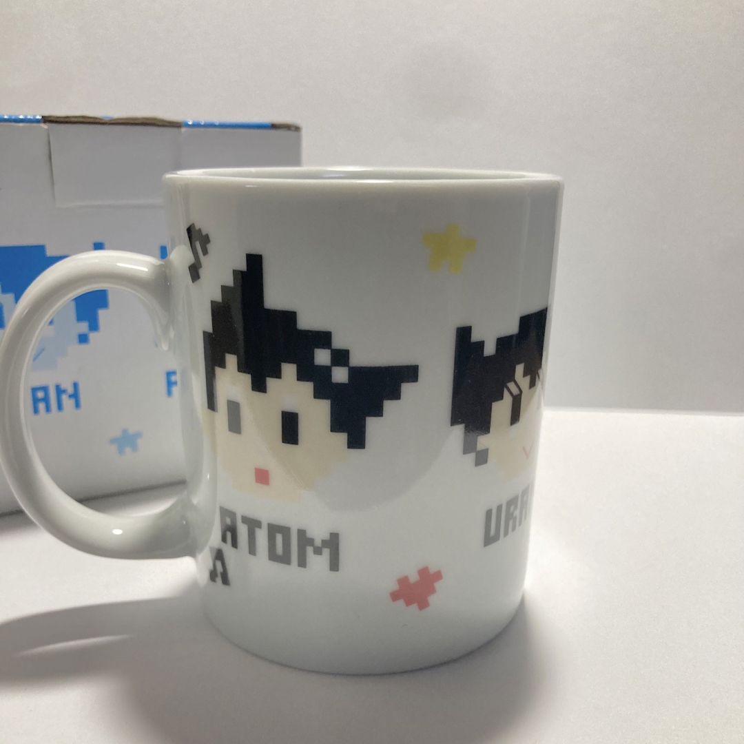 3COINS(スリーコインズ)のTEZUKA OSAMU × TOKYO PiXEL 8bit マグカップ インテリア/住まい/日用品のキッチン/食器(グラス/カップ)の商品写真