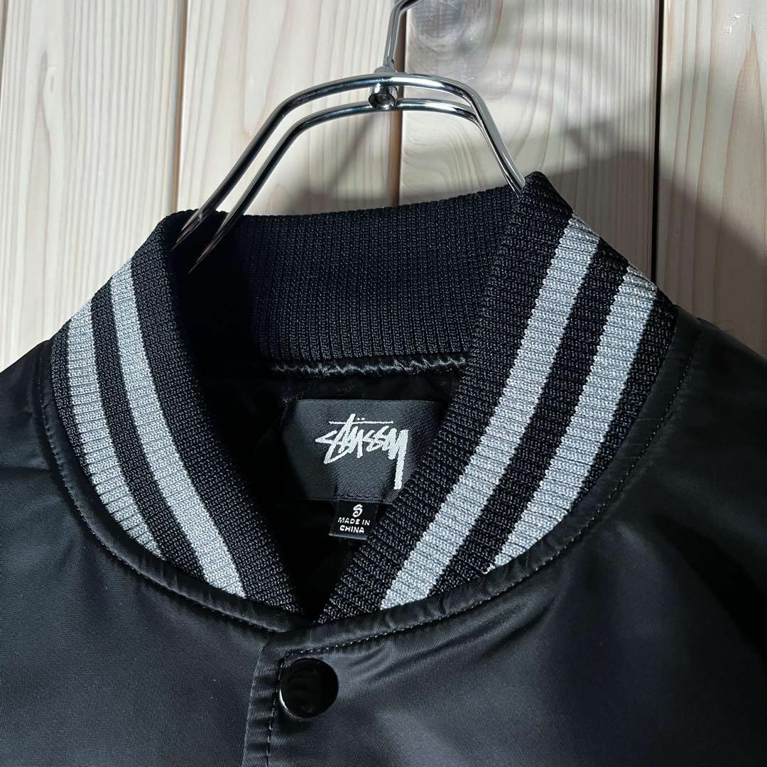 STUSSY(ステューシー)の【美品 S】ステューシー 刺繍 ダイスロゴ シークイン サテン ジャケット 中綿 メンズのジャケット/アウター(スタジャン)の商品写真