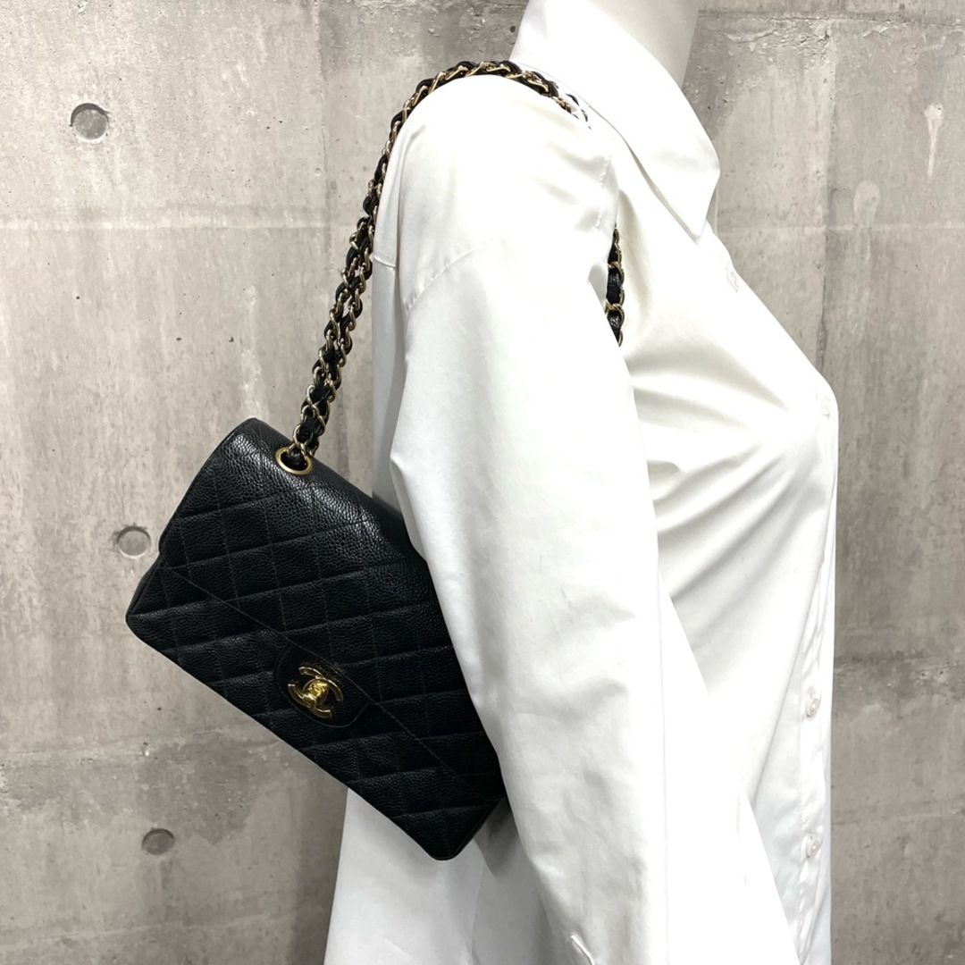 CHANEL(シャネル)の【在庫一掃】CHANEL シャネル ショルダーバッグ マトラッセ23 ダブルチェーン ダブルフラップ 肩掛け 斜め掛け ココマーク ココ 鞄 かばん A01113  キャビアスキン   ブラック 黒 ゴールド金具 レディース【中古品】 レディースのバッグ(ショルダーバッグ)の商品写真