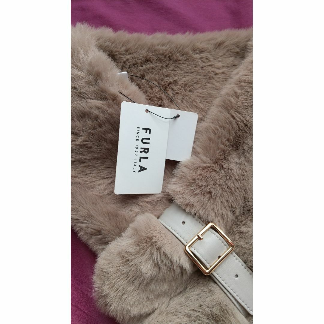 Furla(フルラ)のFURLA ベルト付きフェイクファーマフラー レディースのファッション小物(マフラー/ショール)の商品写真