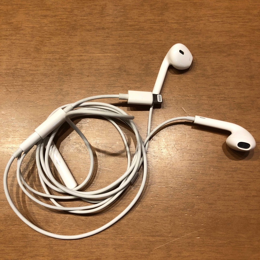 Apple(アップル)の有線イヤフォン ライトニング★アップル スマホ/家電/カメラのオーディオ機器(ヘッドフォン/イヤフォン)の商品写真