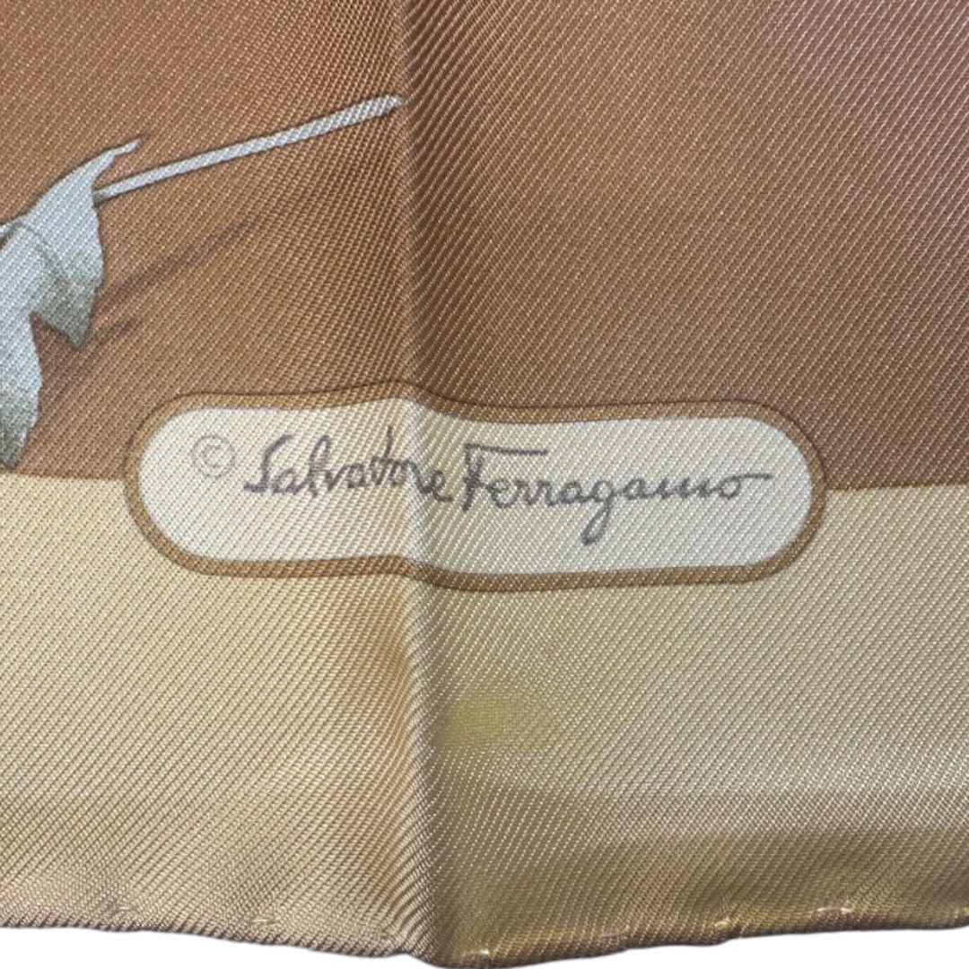 Salvatore Ferragamo(サルヴァトーレフェラガモ)の　サルヴァトーレ・フェラガモ Salvatore Ferragamo スカーフ マスタード シルク：100％ レディース スカーフ レディースのファッション小物(バンダナ/スカーフ)の商品写真