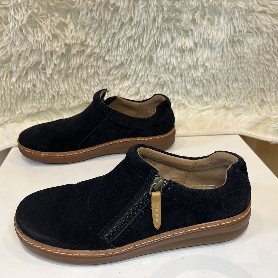 Clarks(クラークス)の極美品　クラークス　スエード　サイドジップ　23cm レディースの靴/シューズ(スリッポン/モカシン)の商品写真