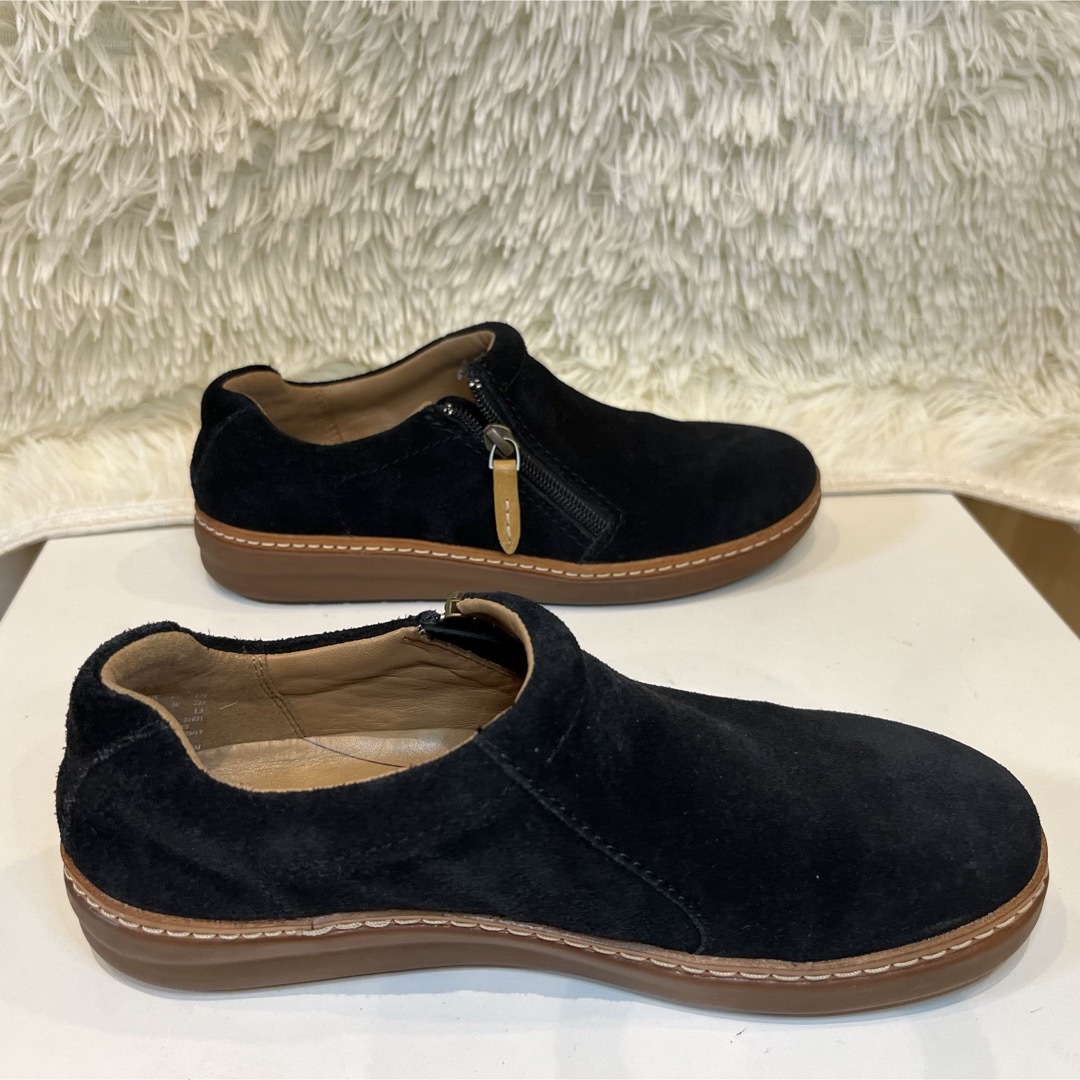 Clarks(クラークス)の極美品　クラークス　スエード　サイドジップ　23cm レディースの靴/シューズ(スリッポン/モカシン)の商品写真