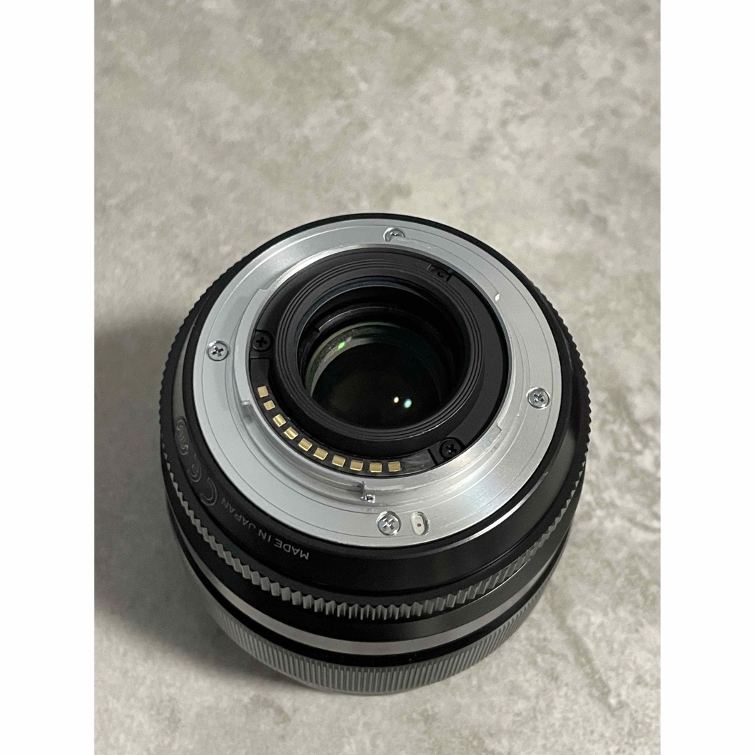 富士フイルム(フジフイルム)のFUJIFILM XF23F1.4 R 純正角型フード付 スマホ/家電/カメラのカメラ(レンズ(単焦点))の商品写真