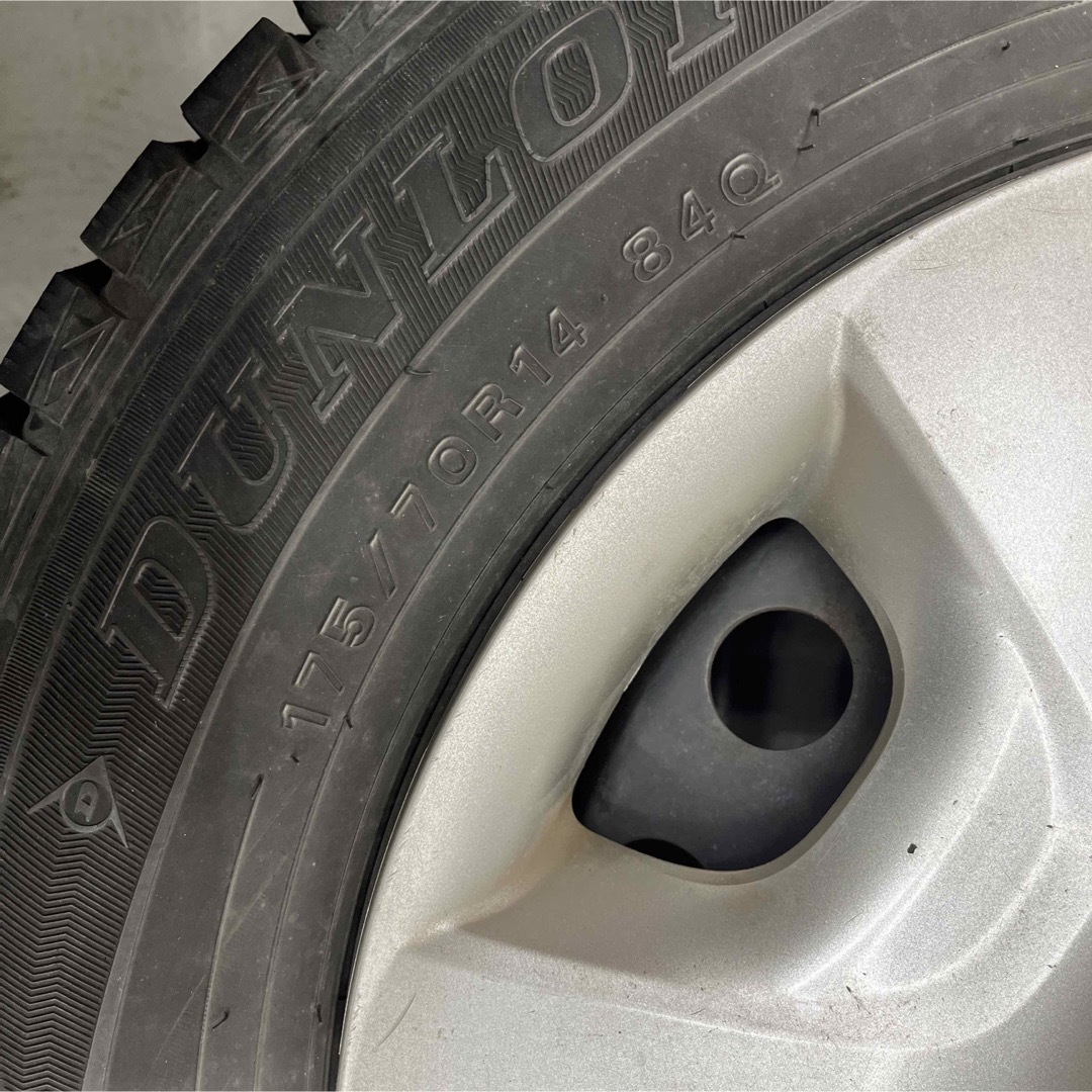 DUNLOP(ダンロップ)のトヨタカローラランクススタッドレスタイヤ175/70R14 NZE121 自動車/バイクの自動車(タイヤ・ホイールセット)の商品写真