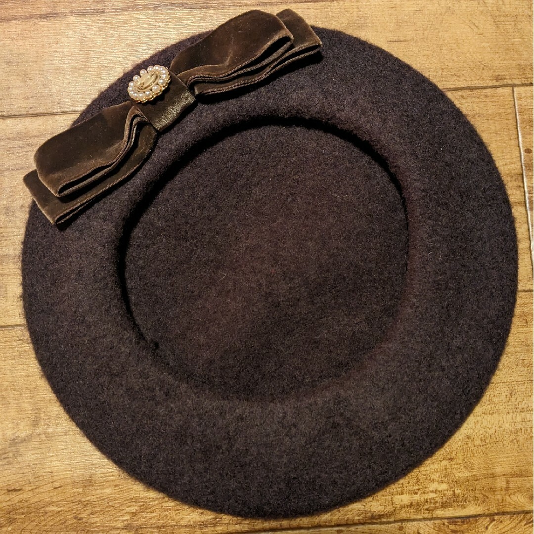 青木美沙子×しまむら　カメオ付きリボンベレー　ブラウン レディースの帽子(ハンチング/ベレー帽)の商品写真