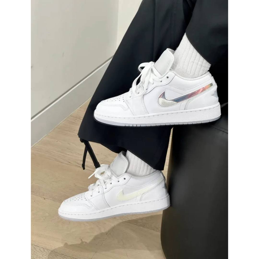 NIKE(ナイキ)の24.5【新品】ナイキ エアジョーダン 1 LOW SE GS ホワイト ナイキ レディースの靴/シューズ(スニーカー)の商品写真