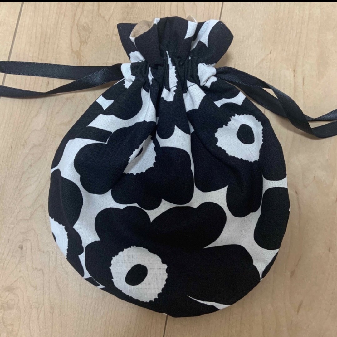 marimekko(マリメッコ)のマリメッコ　ハンドメイド　丸巾着 ハンドメイドのファッション小物(ポーチ)の商品写真