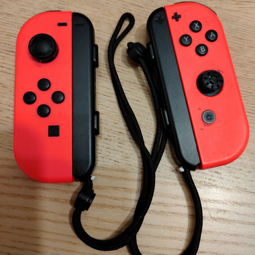 Nintendo Switch(ニンテンドースイッチ)のNintendo switch ジョイコン ジャンク　赤セット エンタメ/ホビーのゲームソフト/ゲーム機本体(家庭用ゲーム機本体)の商品写真