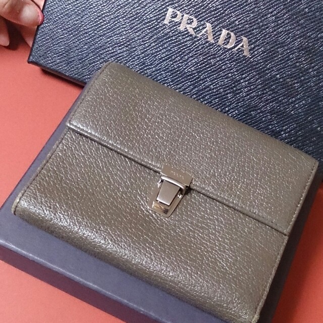 PRADA(プラダ)のPRADA モスグリーンお財布 レディースのファッション小物(財布)の商品写真