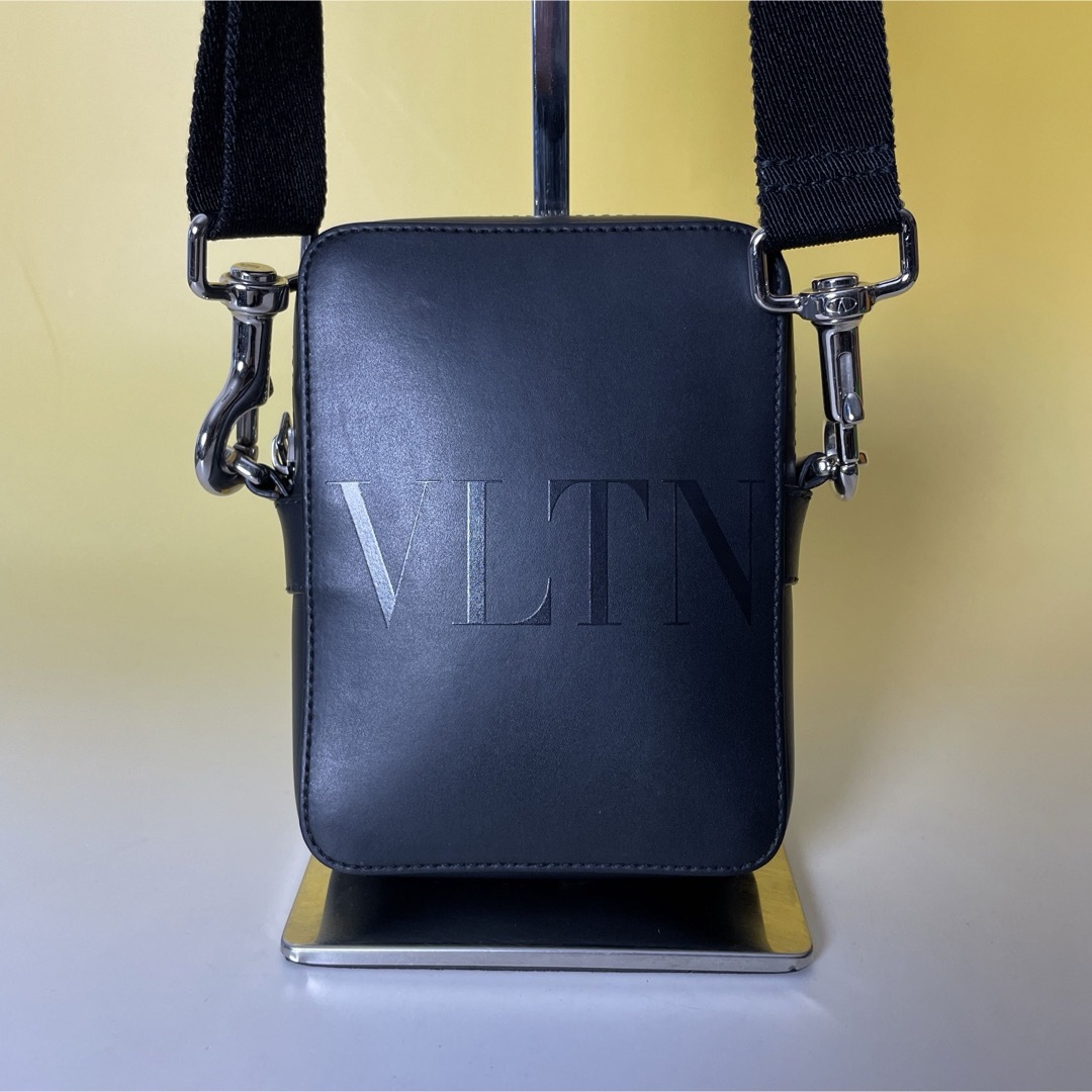 valentino garavani(ヴァレンティノガラヴァーニ)のヴァレンチノ 極美品 黒 レザー ショルダーバッグ VLTN レディースのバッグ(ショルダーバッグ)の商品写真