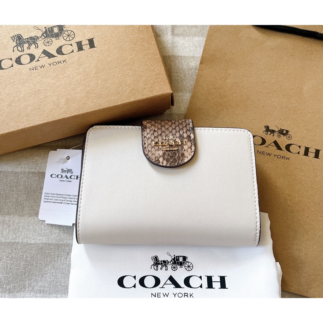 COACH コーチ　折り財布　ホワイトベージュ　パイソン柄小銭入れ内部