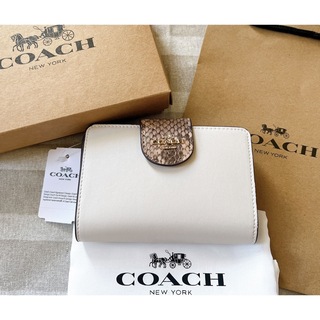 コーチ(COACH)の【本日最終出品】COACH コーチ　折り財布　ホワイトベージュ　パイソン柄(財布)