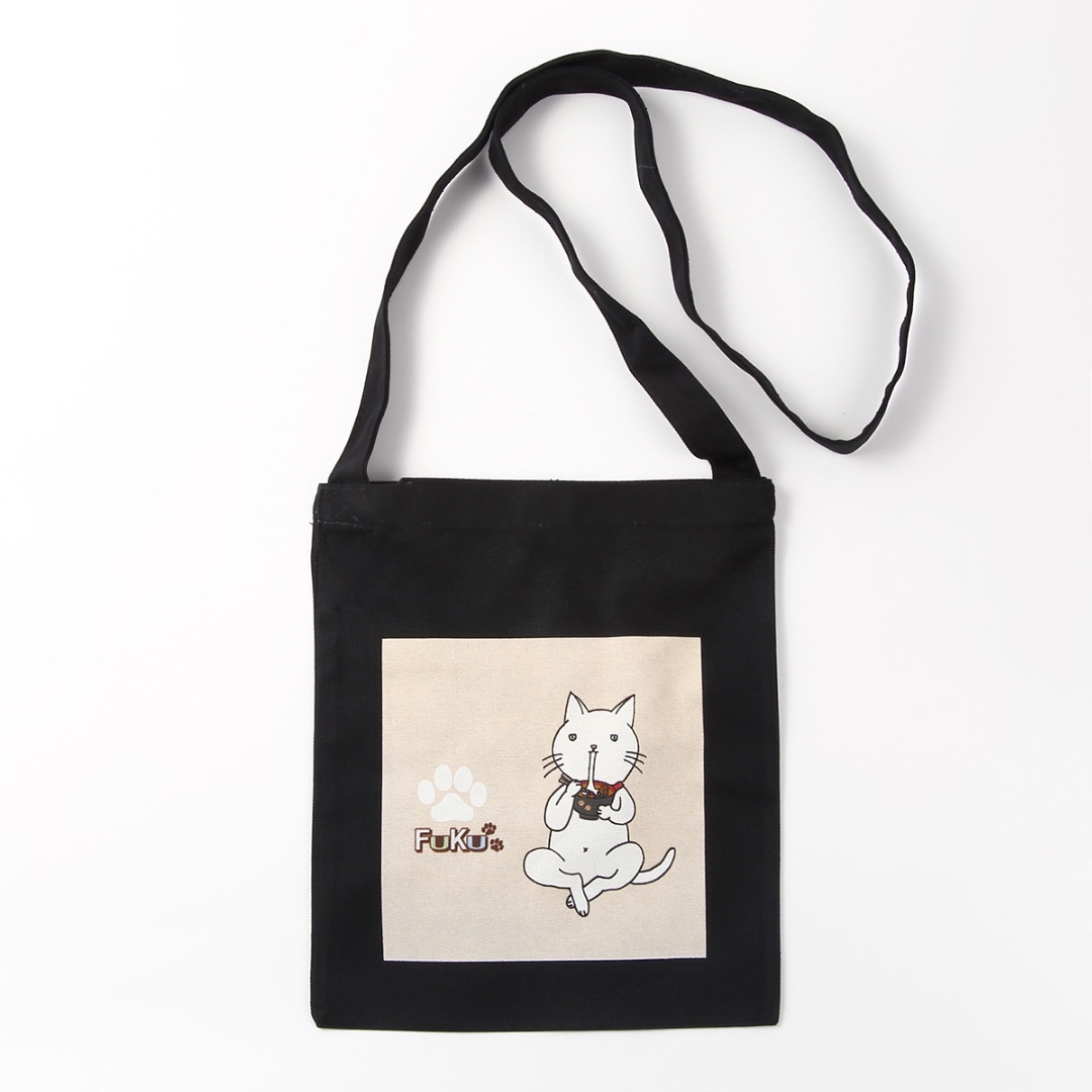 猫ちゃんのイラスト入りサコッシュ ブラック　冬 レディースのバッグ(トートバッグ)の商品写真