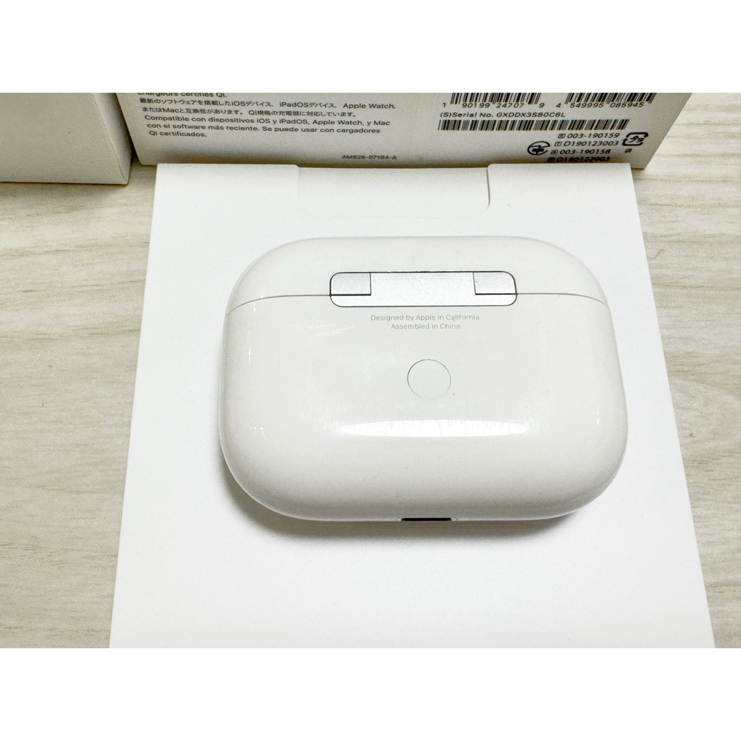 Apple(アップル)の 【国内正規品】 AirPods Pro 第一世代エアーポッズ充電ケース刻印あり スマホ/家電/カメラのオーディオ機器(ヘッドフォン/イヤフォン)の商品写真