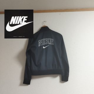 ナイキ(NIKE)のナイキ NIKE ウィメンズ バーシティ ジャケット バックプリント(ブルゾン)