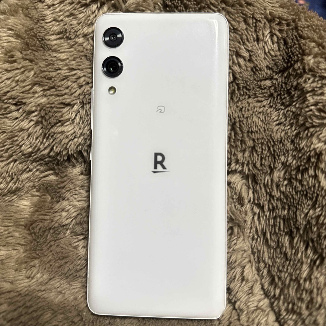 Rakuten(ラクテン)のRakuten Hand5G ホワイト　【訳あり】 スマホ/家電/カメラのスマートフォン/携帯電話(スマートフォン本体)の商品写真