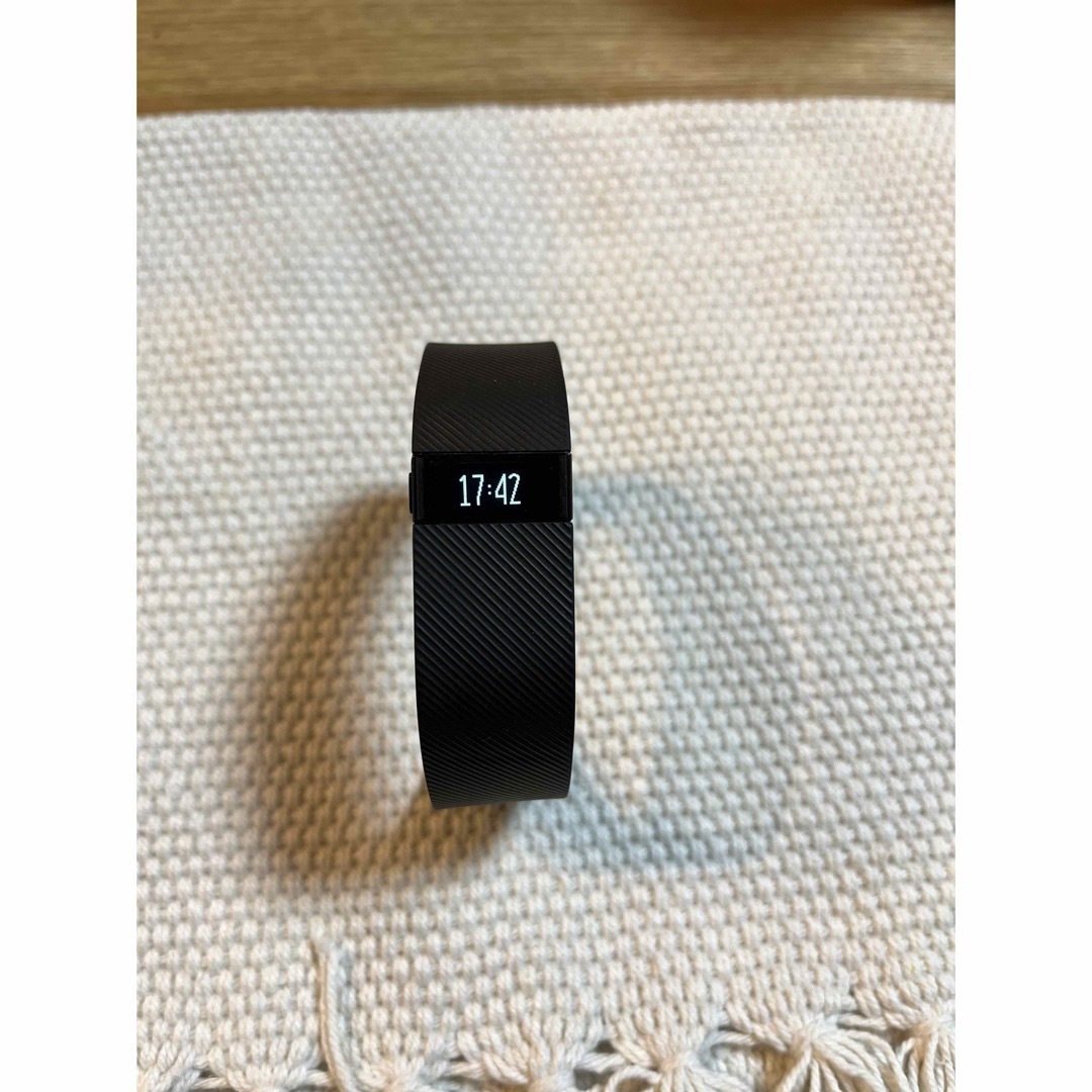 Google(グーグル)の【中古品】Fitbit Charge FB404 黒 スポーツ/アウトドアのトレーニング/エクササイズ(その他)の商品写真