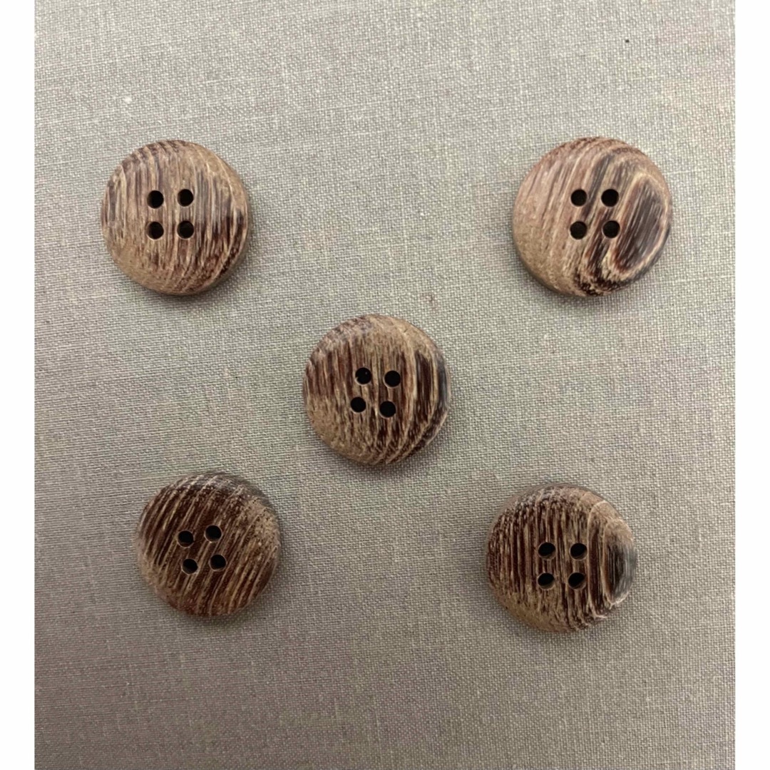 木目ボタン5個セット❤️ アンティーク風 ハンドメイドの素材/材料(各種パーツ)の商品写真