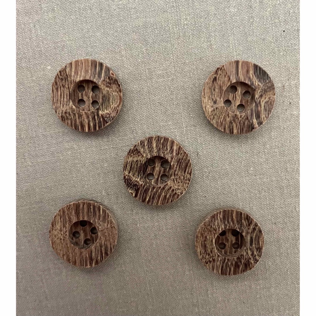 木目ボタン5個セット❤️ アンティーク風 ハンドメイドの素材/材料(各種パーツ)の商品写真