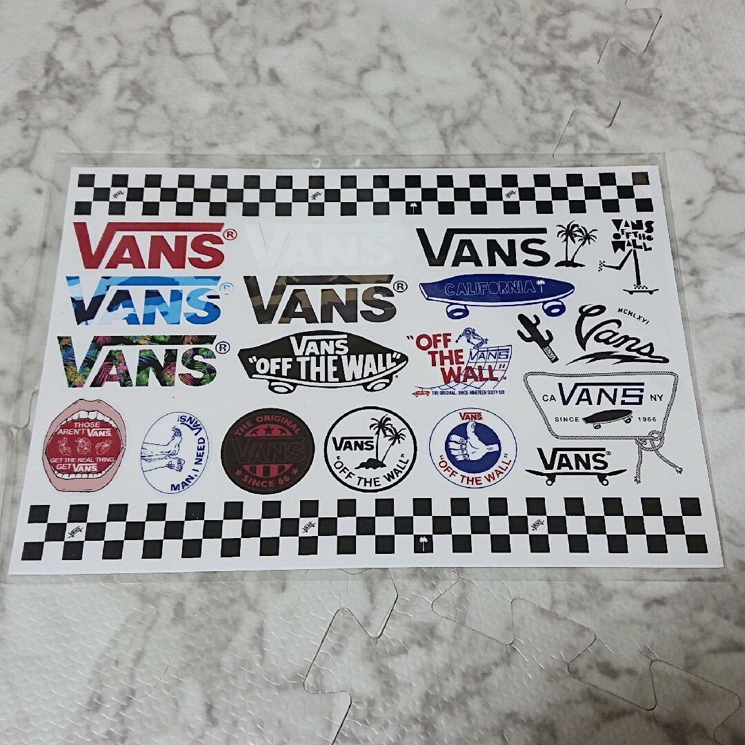 VANS(ヴァンズ)の送料無料 VANS ステッカーセット 1シート 22枚 スケボー スケートボード スポーツ/アウトドアのスポーツ/アウトドア その他(スケートボード)の商品写真