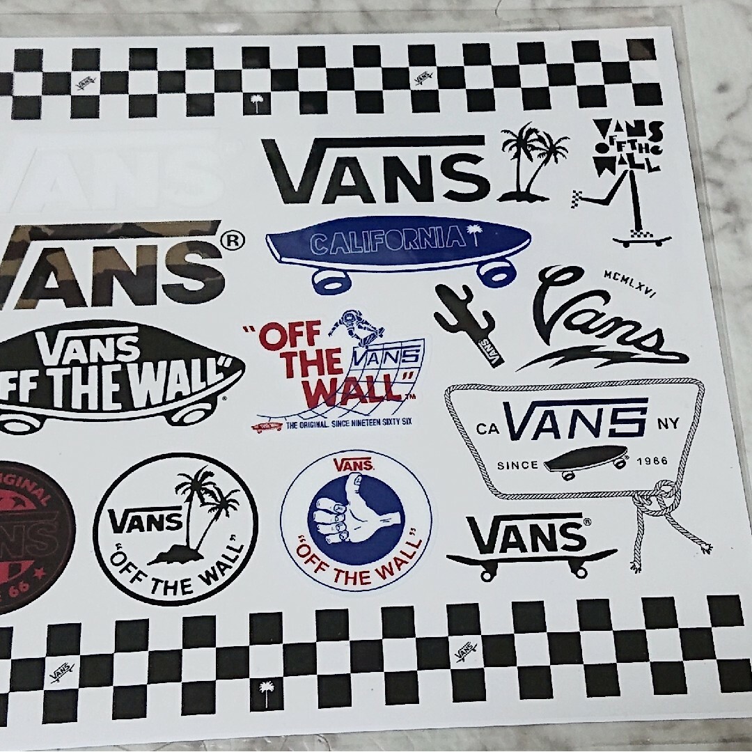 VANS(ヴァンズ)の送料無料 VANS ステッカーセット 1シート 22枚 スケボー スケートボード スポーツ/アウトドアのスポーツ/アウトドア その他(スケートボード)の商品写真