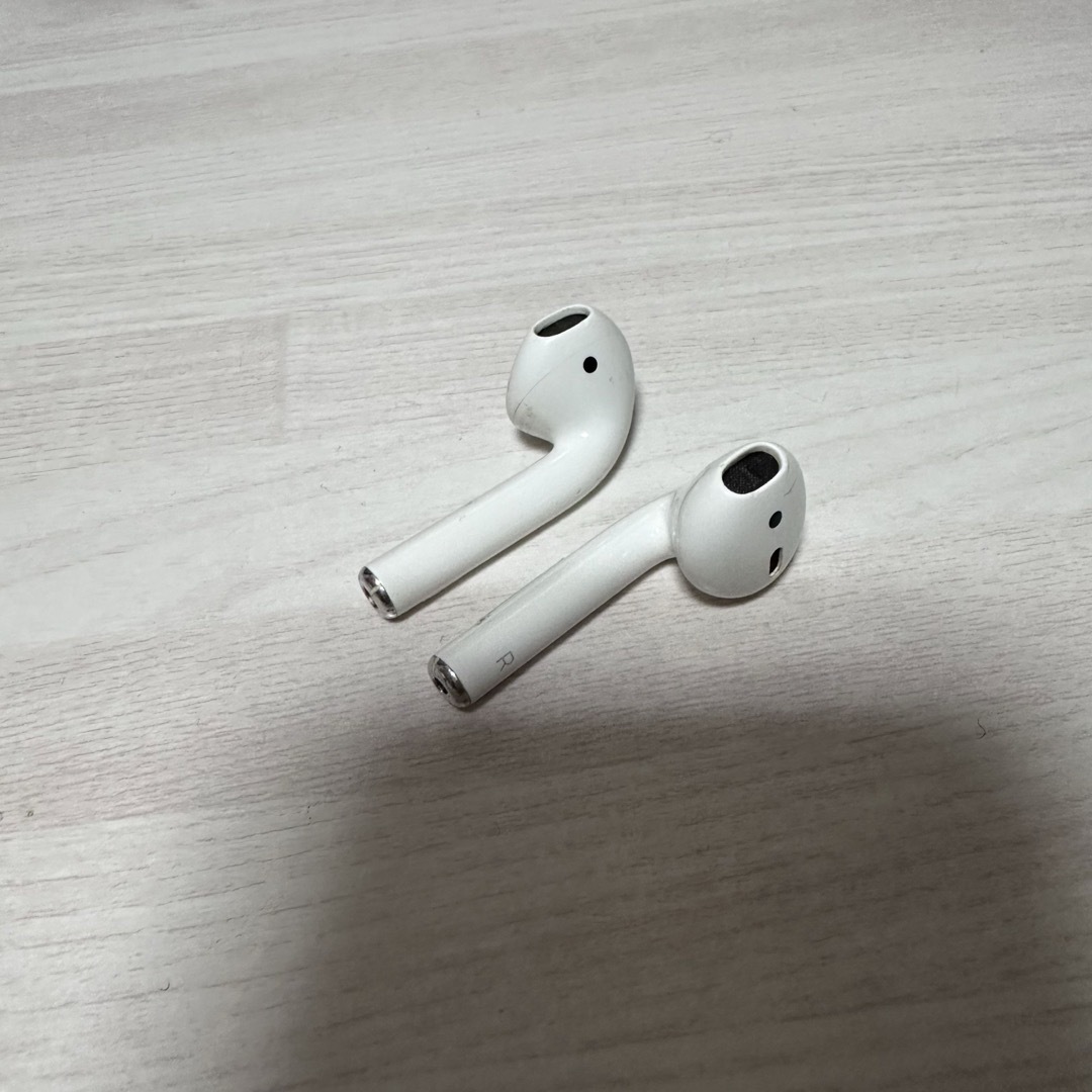 Apple(アップル)の【純正品】 AirPods 第二世代  エアーポッズ ワイヤレスイヤホン スマホ/家電/カメラのオーディオ機器(ヘッドフォン/イヤフォン)の商品写真