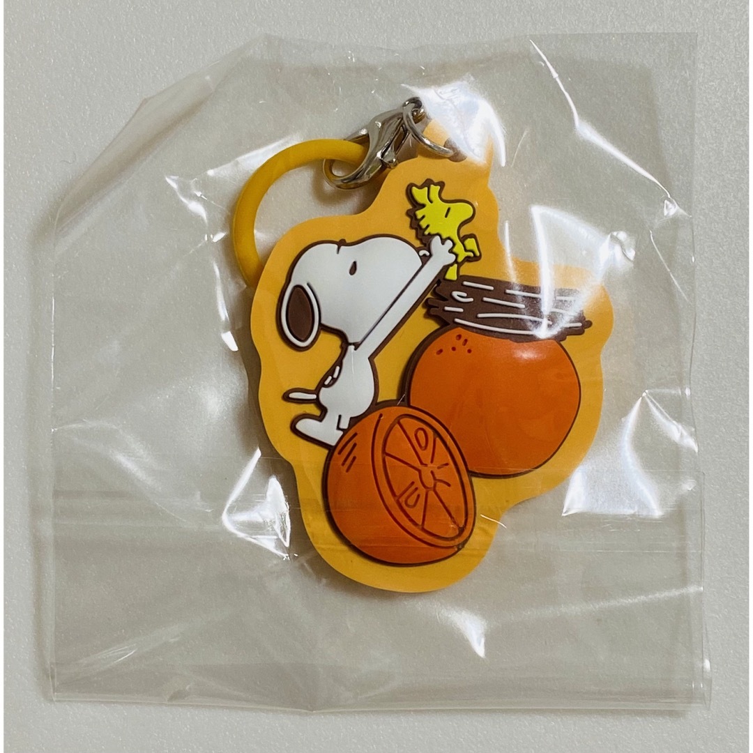 SNOOPY(スヌーピー)のスヌーピー  めじるしラバーチャーム オレンジ ガチャ エンタメ/ホビーのアニメグッズ(キーホルダー)の商品写真