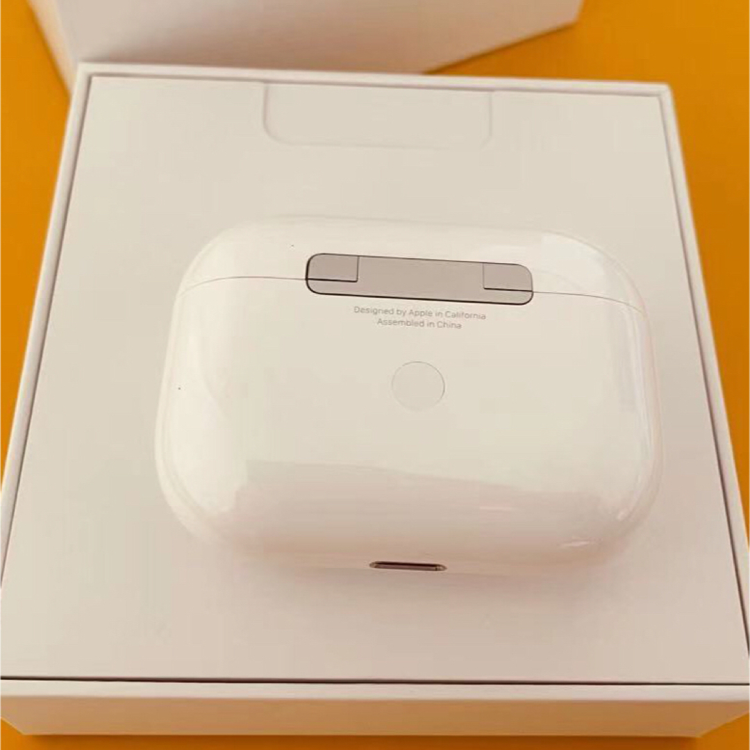 Apple(アップル)のApple  AirPods Pro 第一世代　充電ケース　正規品　 スマホ/家電/カメラのオーディオ機器(ヘッドフォン/イヤフォン)の商品写真