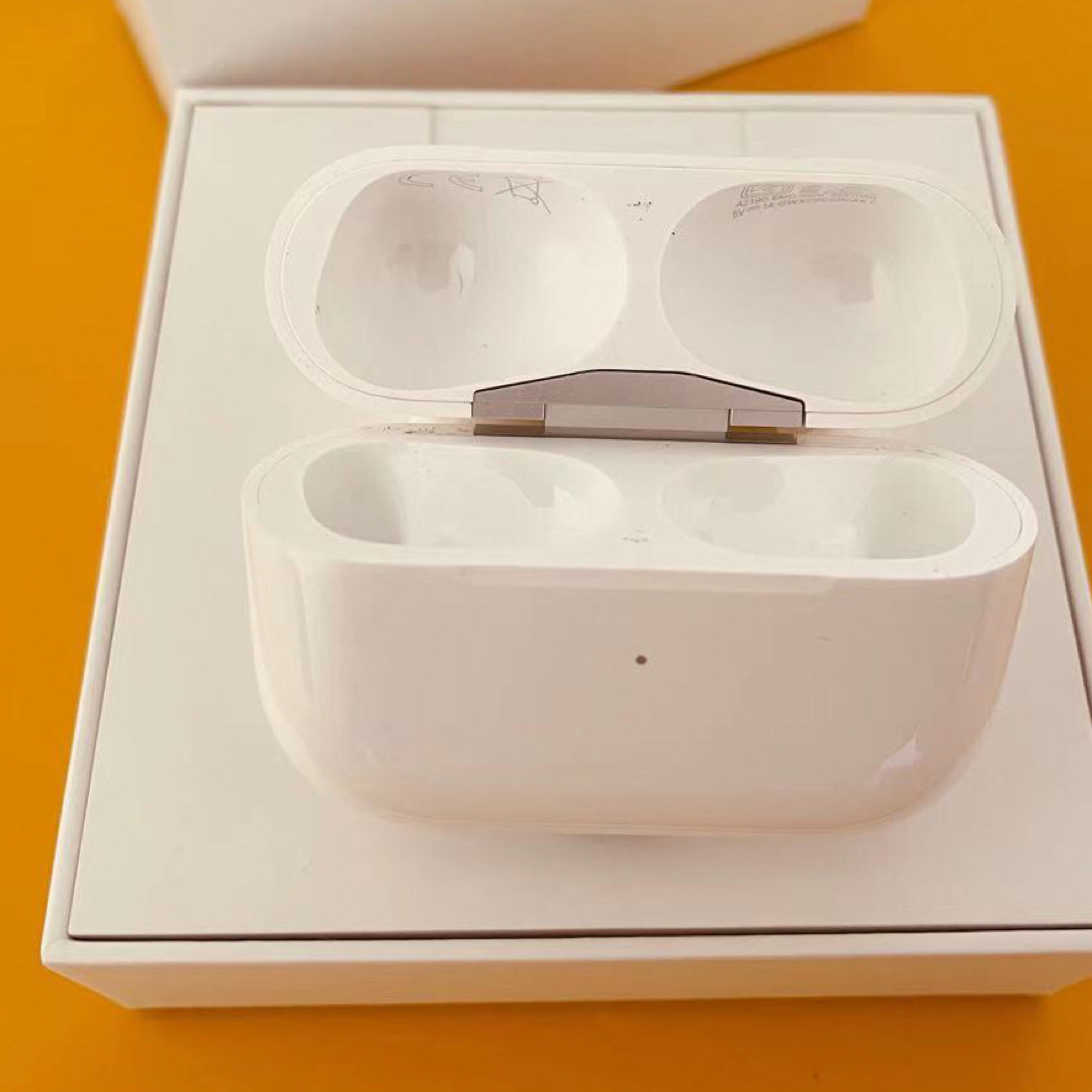 Apple(アップル)のApple  AirPods Pro 第一世代　充電ケース　正規品　 スマホ/家電/カメラのオーディオ機器(ヘッドフォン/イヤフォン)の商品写真