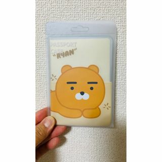 カカオフレンズ クリア パスポート ケース ryan ライアン(旅行用品)