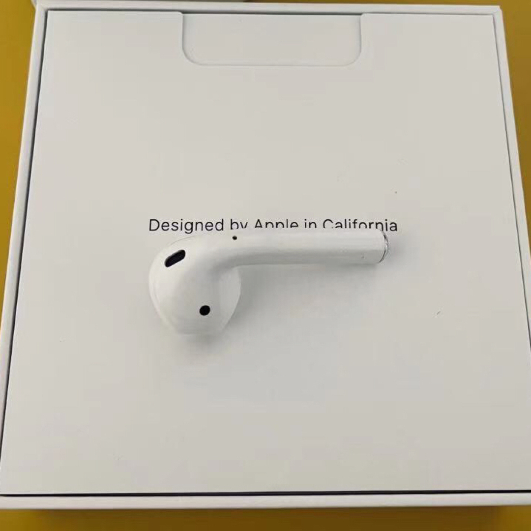 Apple(アップル)のApple  AirPods 第二世代　左耳　 L片耳　正規品　エアーポッズ スマホ/家電/カメラのオーディオ機器(ヘッドフォン/イヤフォン)の商品写真