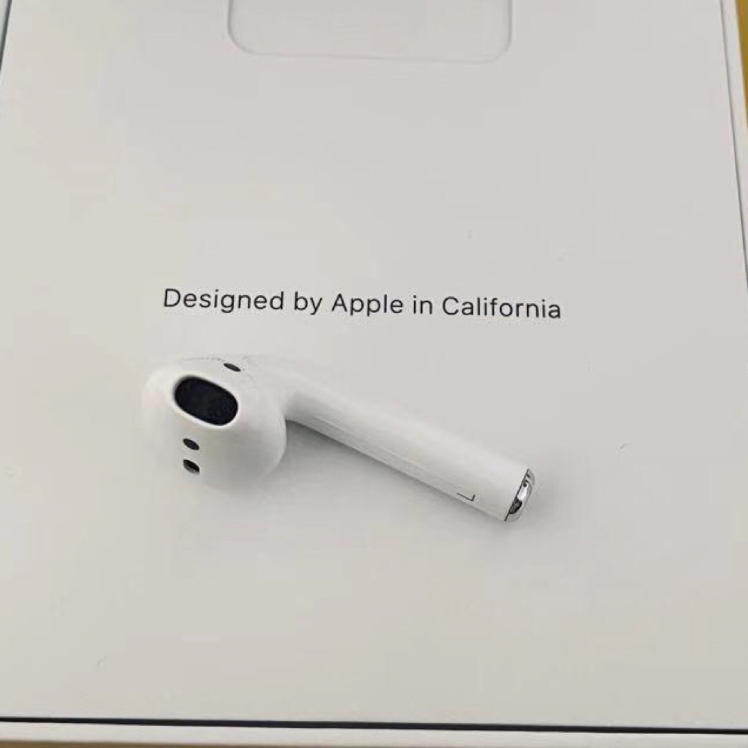 Apple(アップル)のApple  AirPods 第二世代　左耳　 L片耳　正規品　エアーポッズ スマホ/家電/カメラのオーディオ機器(ヘッドフォン/イヤフォン)の商品写真