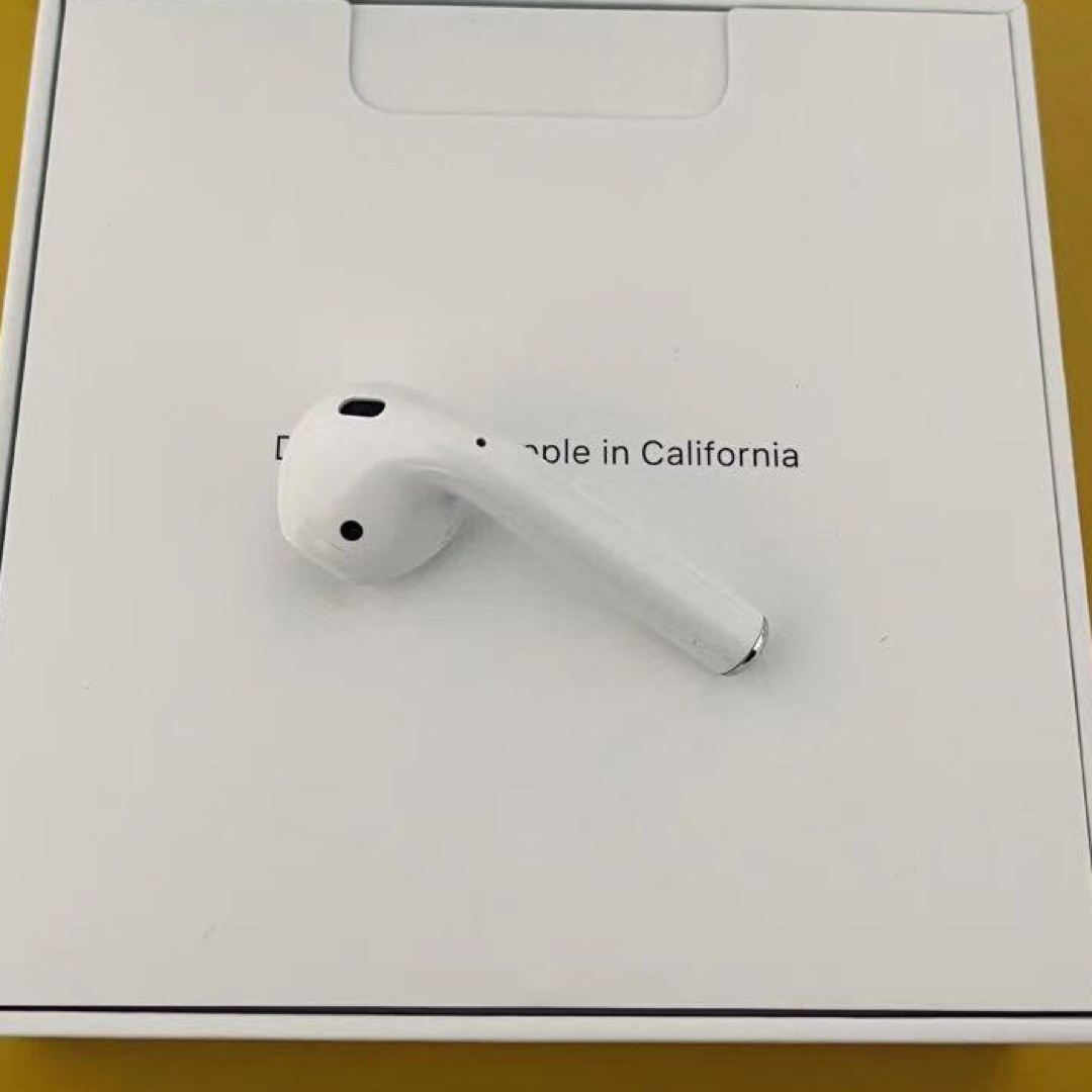 Apple(アップル)のApple  AirPods 第二世代　左耳　 L片耳　正規品　エアーポッズ スマホ/家電/カメラのオーディオ機器(ヘッドフォン/イヤフォン)の商品写真