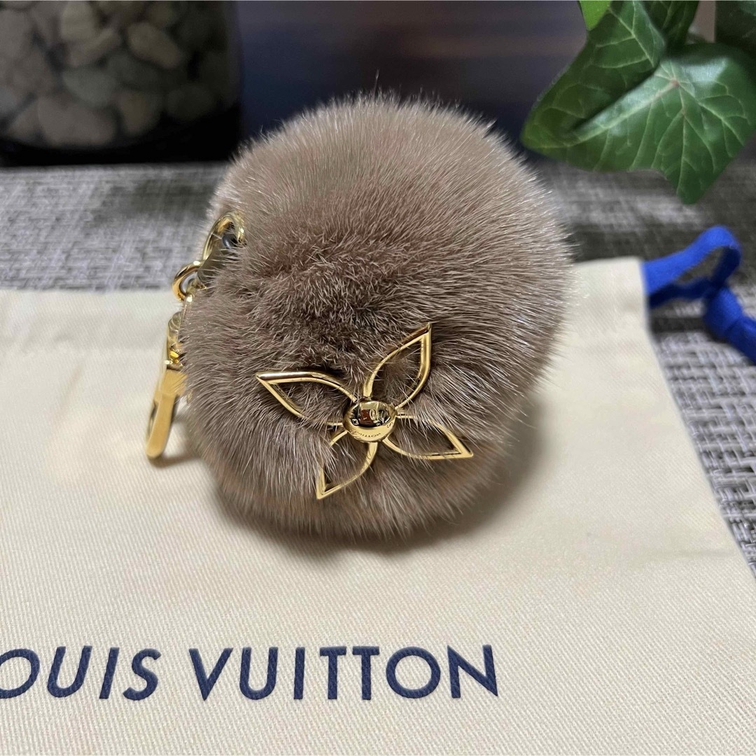 LOUIS VUITTON(ルイヴィトン)のLOUIS VUITTON ルイ・ヴィトン チャーム キーホルダー ミンクファー レディースのアクセサリー(チャーム)の商品写真