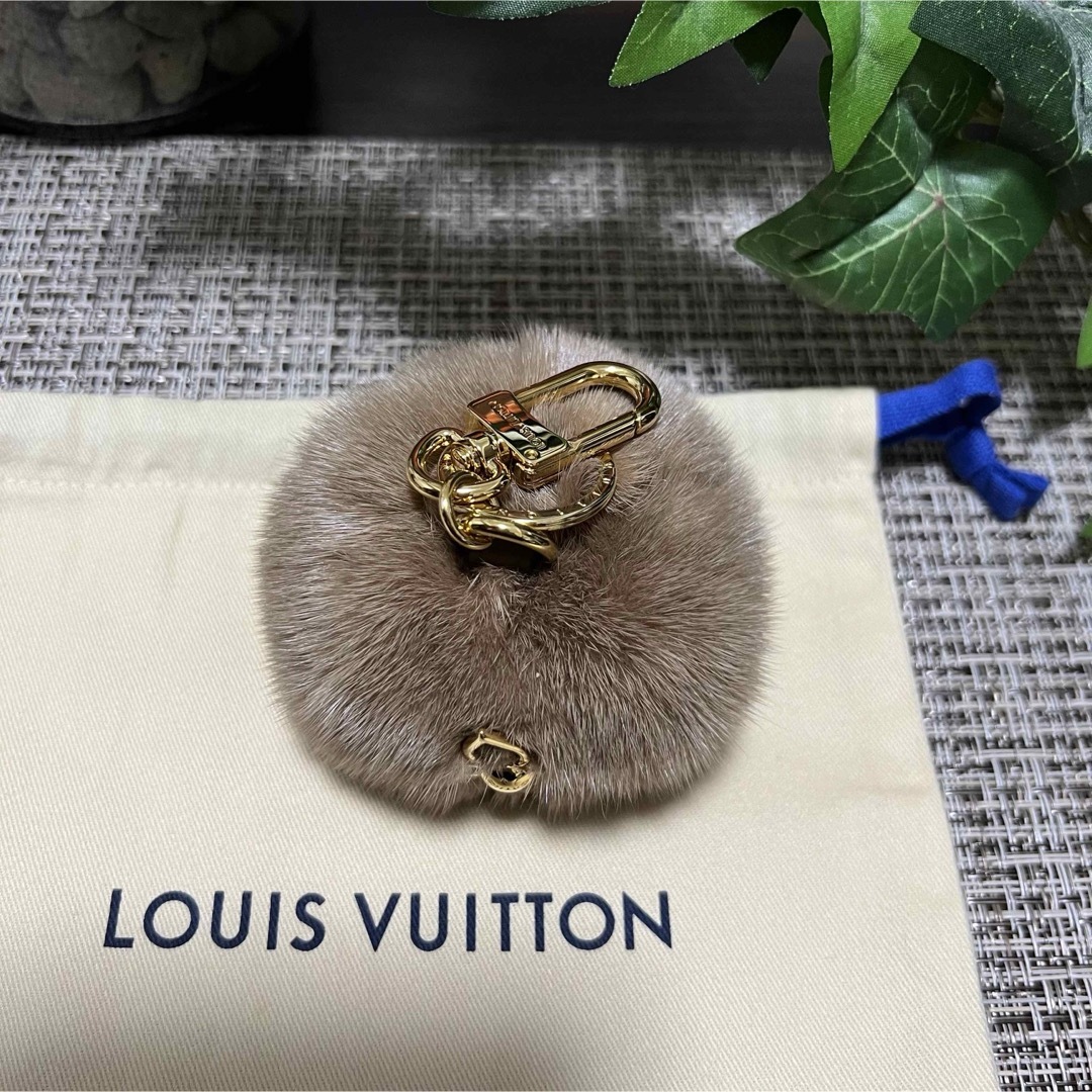 LOUIS VUITTON(ルイヴィトン)のLOUIS VUITTON ルイ・ヴィトン チャーム キーホルダー ミンクファー レディースのアクセサリー(チャーム)の商品写真