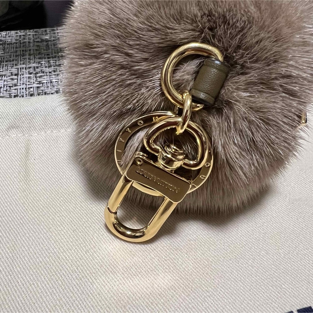 LOUIS VUITTON(ルイヴィトン)のLOUIS VUITTON ルイ・ヴィトン チャーム キーホルダー ミンクファー レディースのアクセサリー(チャーム)の商品写真