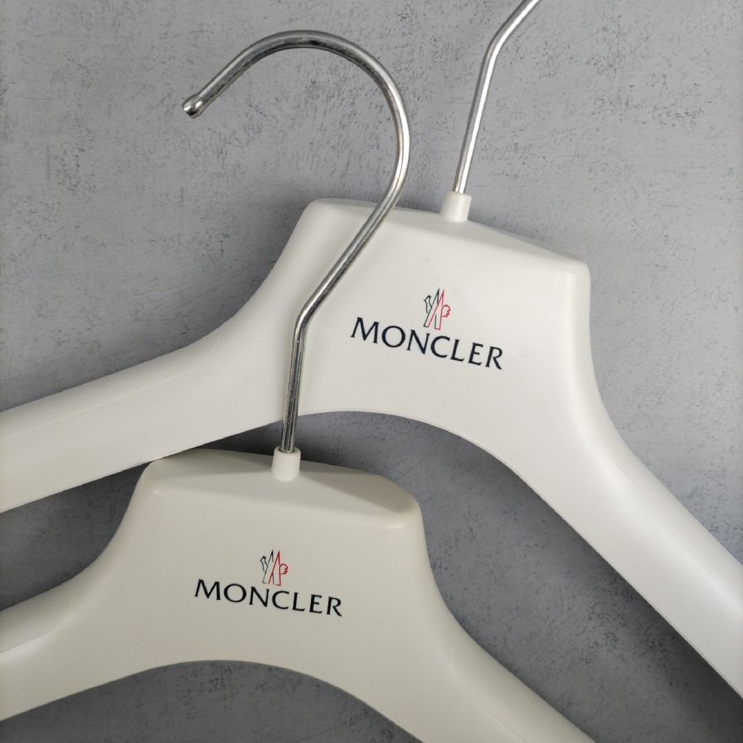 MONCLER(モンクレール)の【新品非売品】MONCLER(モンクレール)オリジナルハンガー2本セット　幅45 メンズのジャケット/アウター(ダウンジャケット)の商品写真