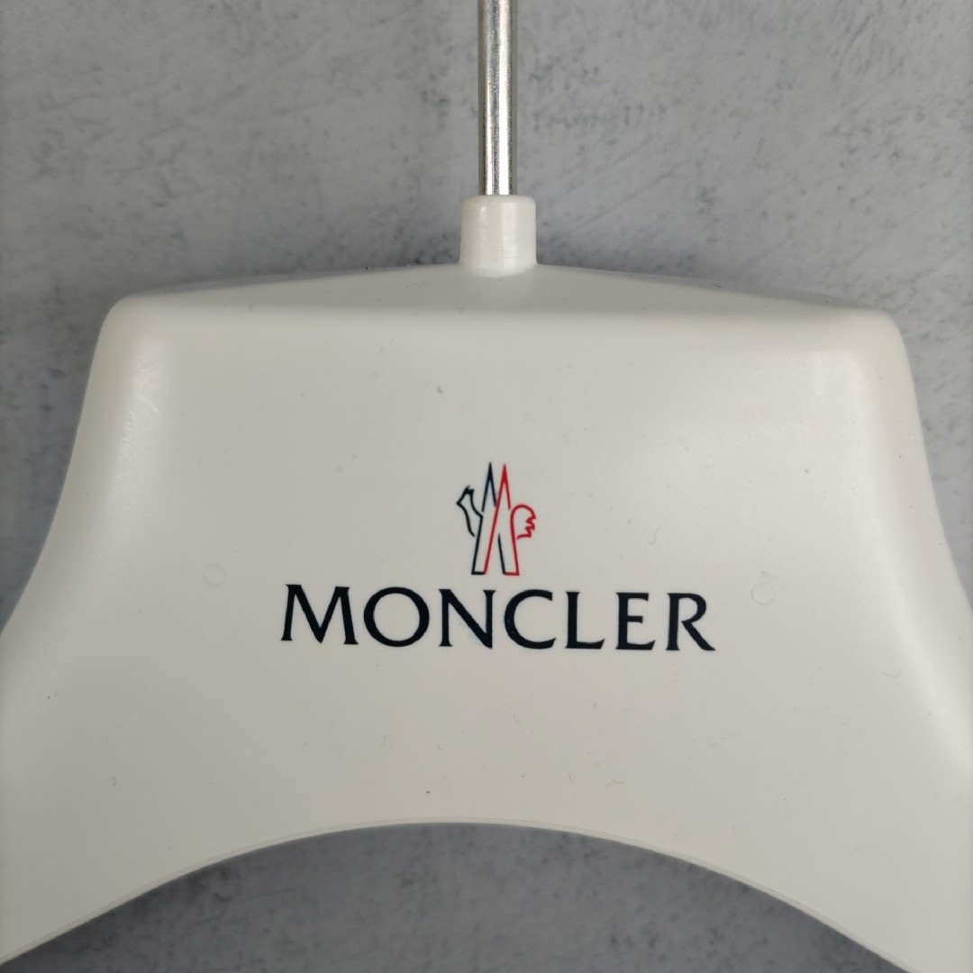 MONCLER(モンクレール)の【新品非売品】MONCLER(モンクレール)オリジナルハンガー2本セット　幅45 メンズのジャケット/アウター(ダウンジャケット)の商品写真