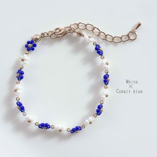 韓国ビーズ♡フラワーブレスレット＼White× Cobalt blue／(ブレスレット/バングル)